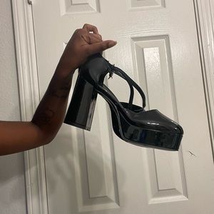 Size 10, 21 Forever heels.